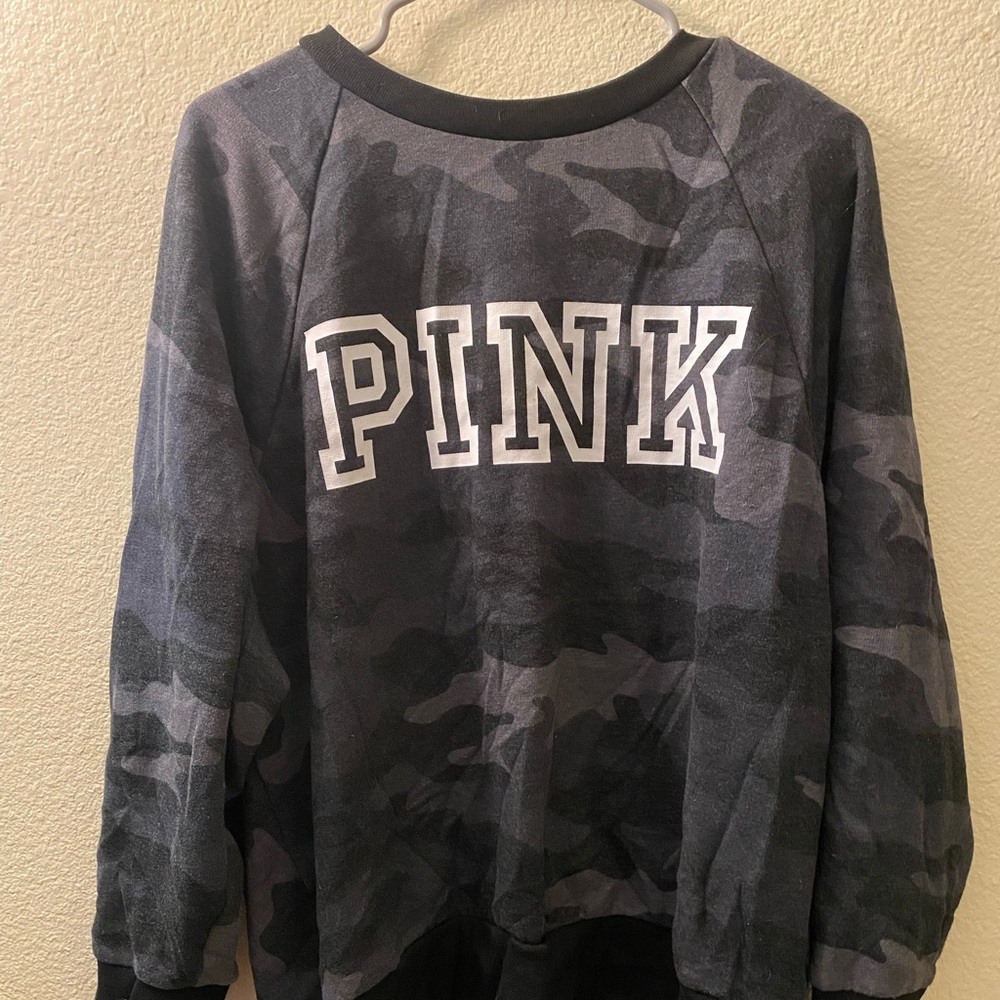 VS PINK CAMO CREWNECK